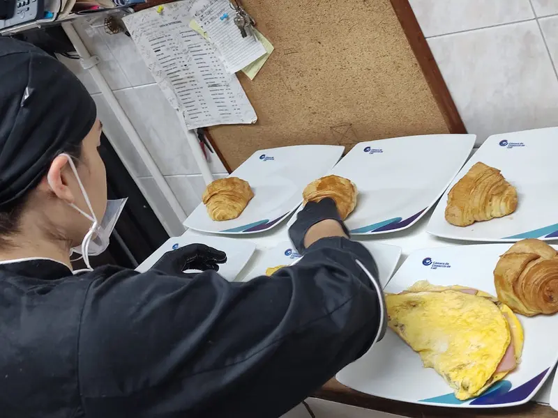 Chef de Gastrología emplatando desayunos