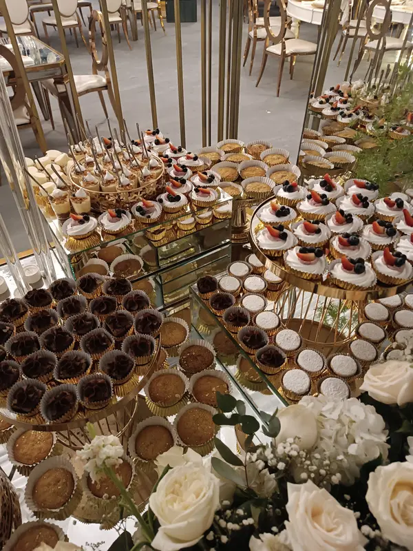 Mesa dulce con postres individuales