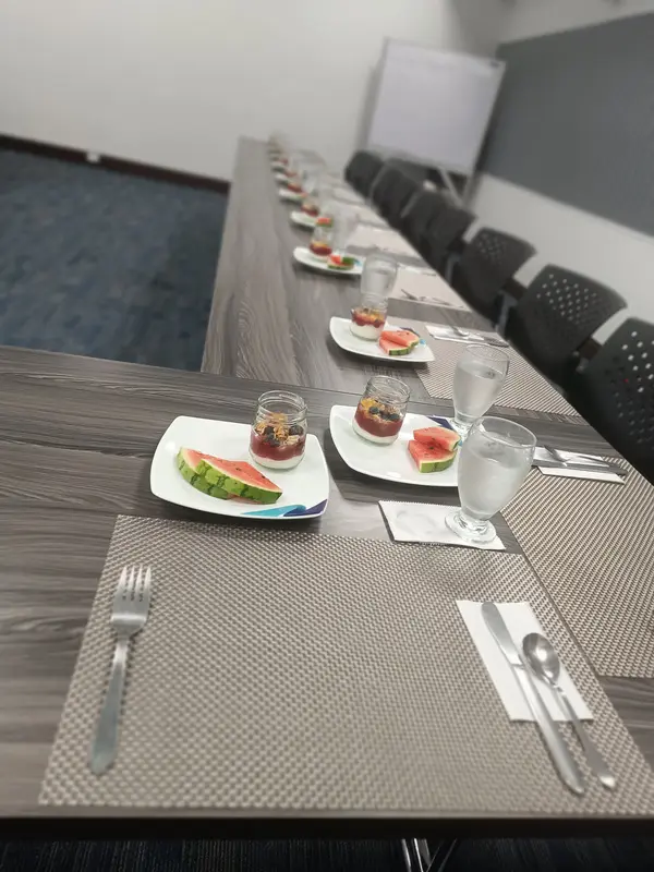 Mesa de reunión servida con platos individuales