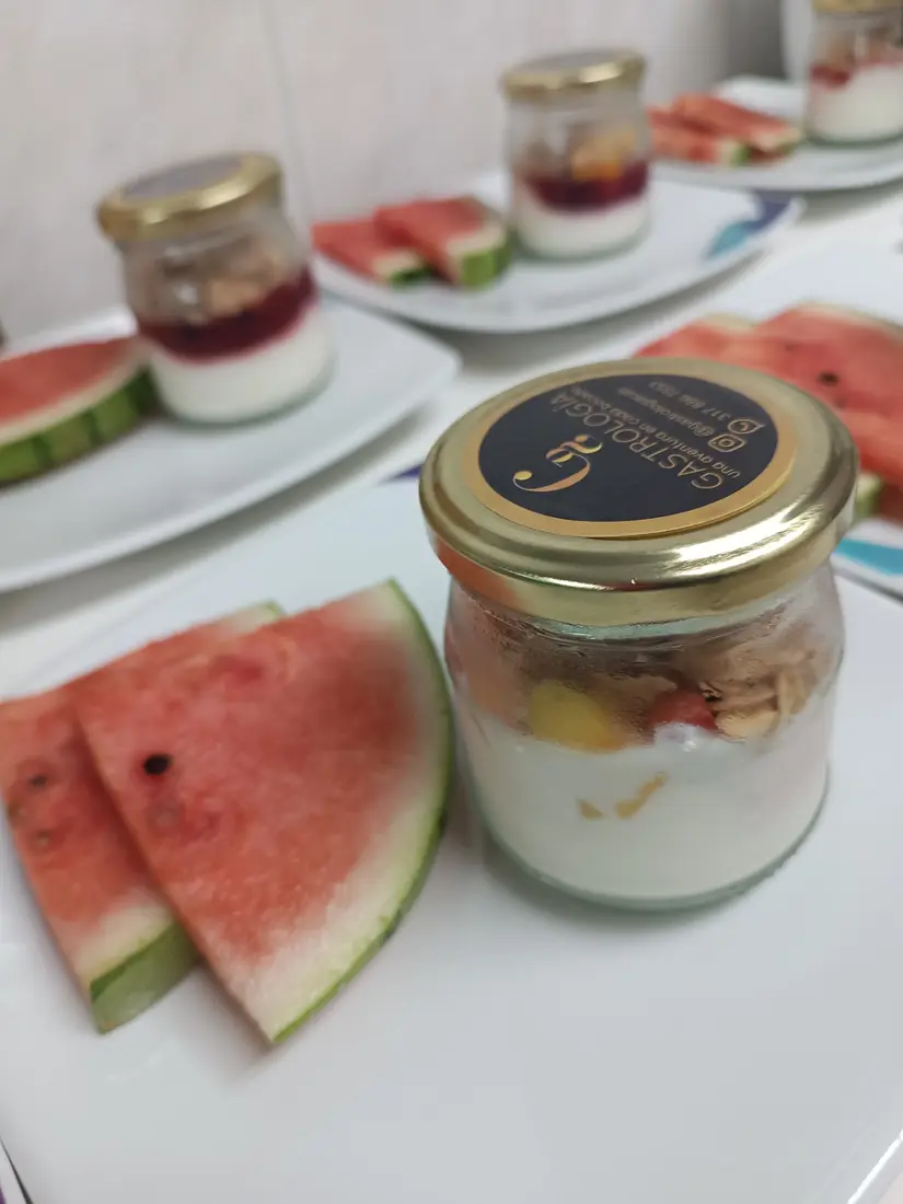 Parfait de yogurt con frutas en frasco