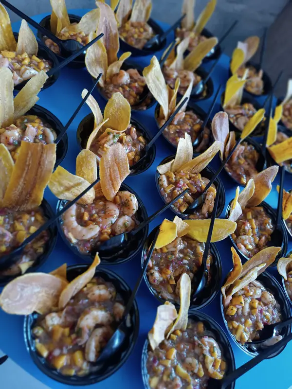 Pasabocas servidos en cucharas para evento