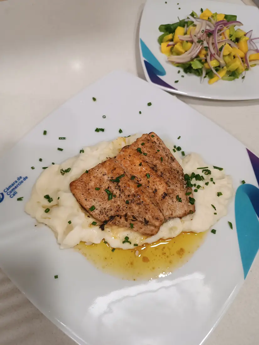 Plato fuerte de salmón con puré